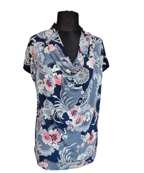 Bluzka z lejącym dekoltem typu woda - wzory florystyczne